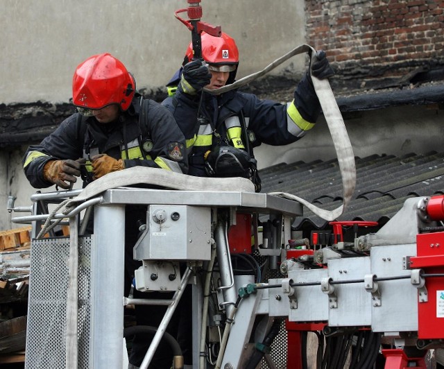 W piątek przed południem strażacy gasili pożar lakierni w Pabianicach.