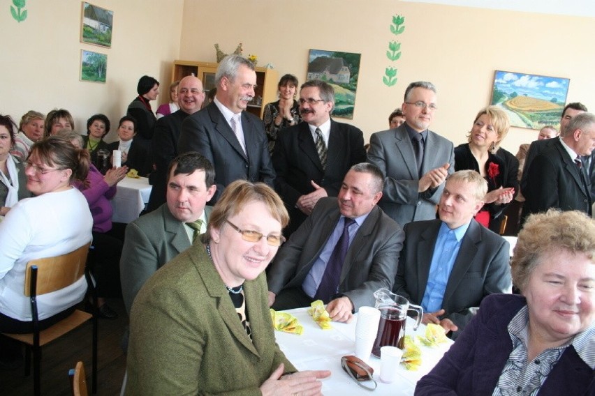 Pałucki stół wielkanocny [marzec 2010] w Wójcinie, w gminie Żnin. Panie z KGW zaprezentowały świąteczne potrawy [zdjęcia] 
