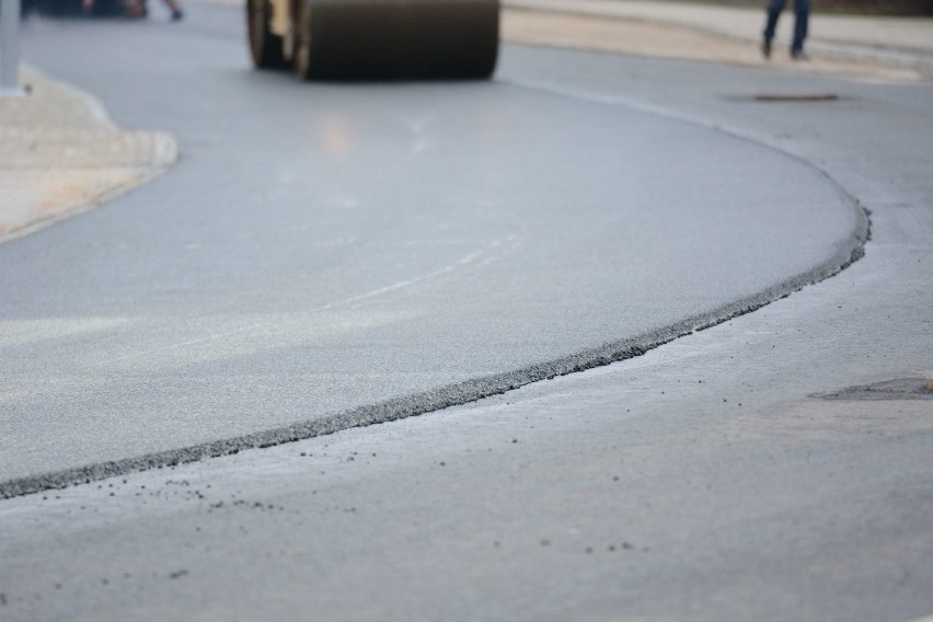 Drogowcy układają ostatnią warstwę asfaltu na ulicy Ikara [zdjęcia]