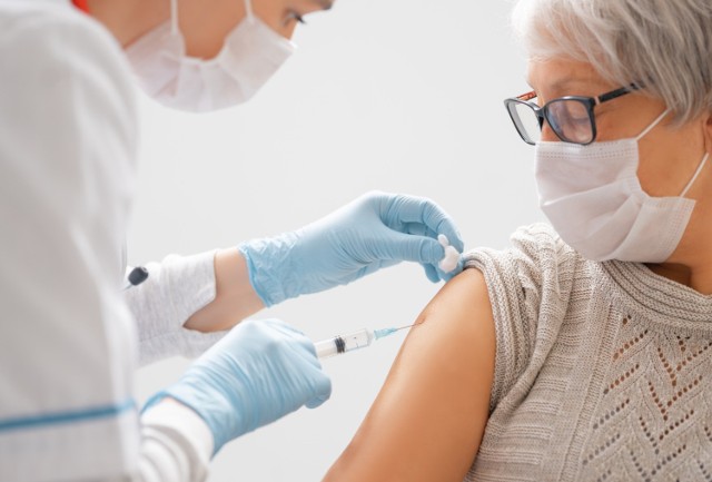 W Polsce tzw. booster, czyli trzecia dawka szczepionki przeciwko COVID-19 dostępny jest od 2 listopada.