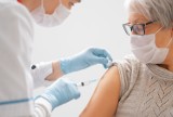 Trzecia dawka szczepionki przeciw COVID-19 – Pfizer czy Moderna? Który preparat jako dawkę przypominającą wybrać?
