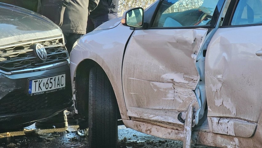 Wypadek na ruchliwym skrzyżowaniu w Kielcach. Są utrudnienia