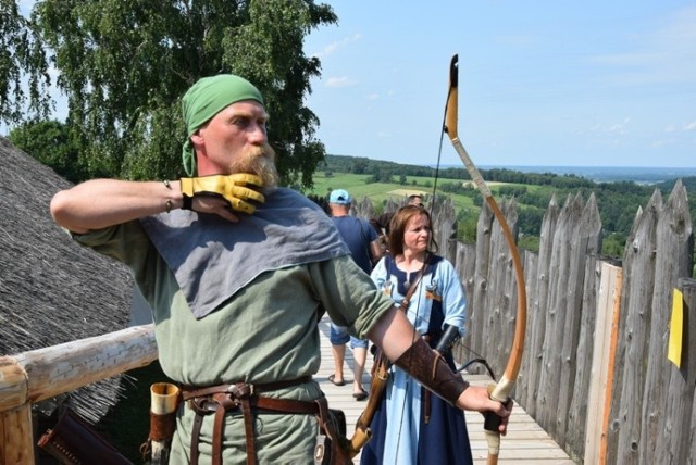 Historyczny Turniej Łuczniczy "Pierwszy deszcz strzał" w Osadzie Słowiańskiej w Stobiernej