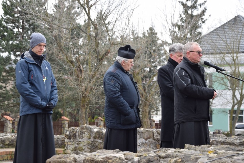 Modlitwa na reliktach wieluńskiej fary w intencji pokoju na Ukrainie 