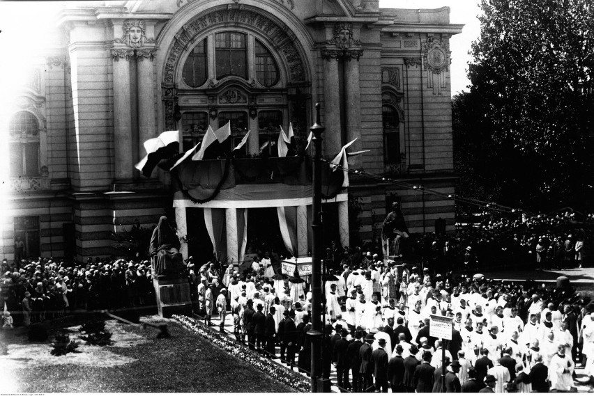 Toruń, 1929. Procesja Bożego Ciała przed ołtarzem ustawionym...