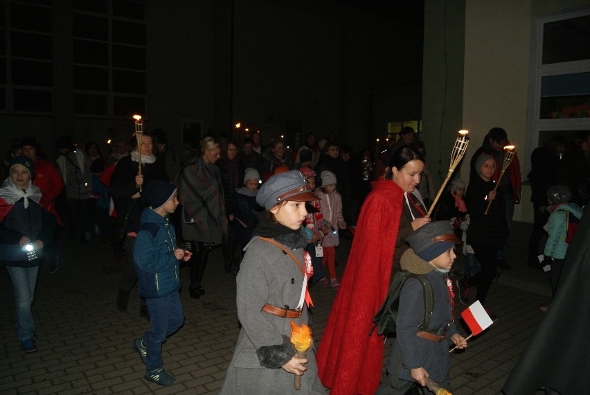 Marsz z okazji 100. rocznicy odzyskania przez Polskę niepodległości w Bodzyniewie