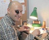 Zegarmistrz ze Szczecina naprawia stare zegarki