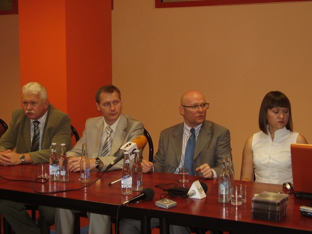 od lewej wicestarosta, pośrodku prezydent miasta Sieradz a po lewej strony przedstawiciele Agencji Metamorphosis Brand Communications z Wrocławia.