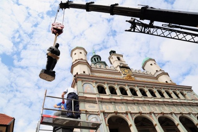 pręgierz naprawiony| kat wrócił na pręgierz| rycerz na pręgierzu| zniszczony pręgierz naprawiony| odrestaurowano pręgierz| Pijany student zniszczył pręgierz| Pijany student zniszczył pręgierz| spadł razem z figurą kata| pręgierz| stary rynek| ratusz| zbig