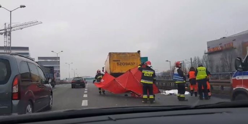 Śmiertelny wypadek przy Silesia City Center w Katowicach. Ciężarówka potrąciła pieszego [ZDJĘCIA]