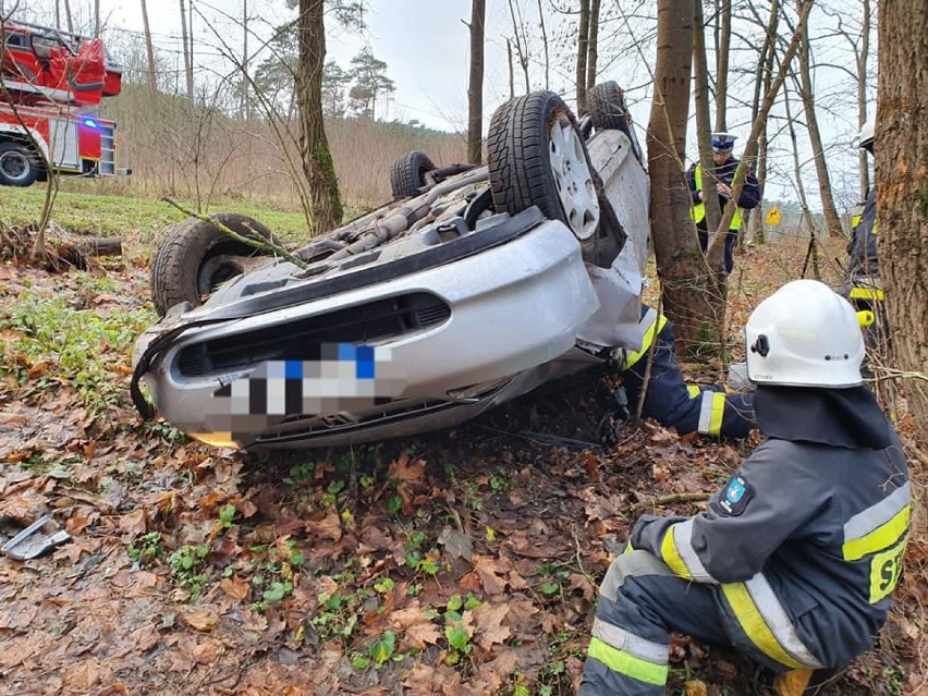 Wypadek na trasie Pietronki - Rataje. Dachował samochód osobowy, jedna osoba trafiła do szpitala (ZDJĘCIA)