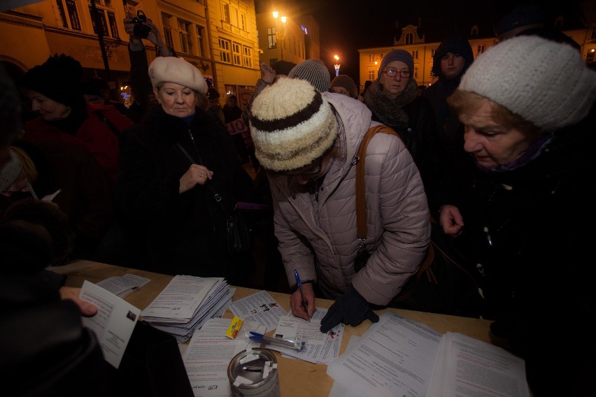 KOD po raz kolejny protestował w Bydgoszczy przeciwko PiS [zdjęcia]