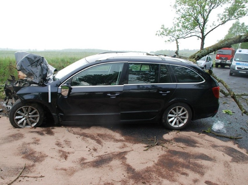 Na drodze Człuchów - Polnica pod Kiełpinkiem samochód uderzył w drzewo, które złamało się i spadło na pojazd