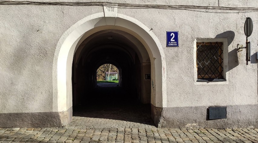 Najstarszy murowany budynek w Dusznikach-Zdroju pochodzi z...