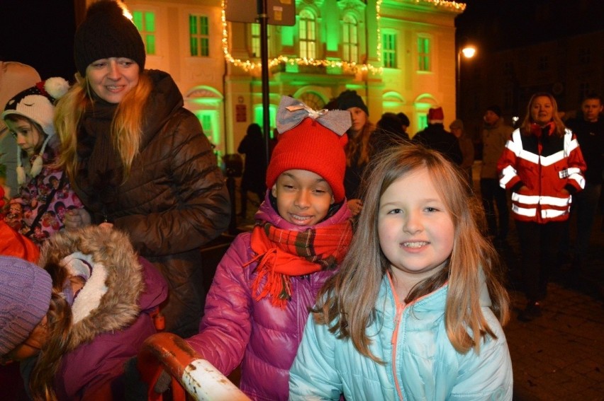 Kto pomagał burmistrzowi Żagania odpalić świąteczne dekoracje? 