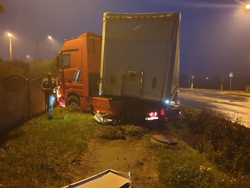 Wypadek samochodu ciężarowego na drodze nr 713 w Zaborowie. Są utrudnienia w ruchu [ZDJĘCIA]