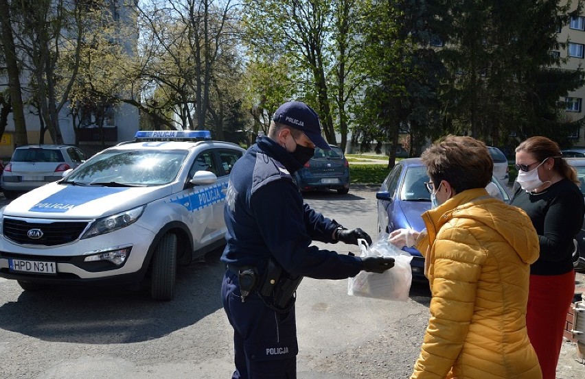 Krasnostawscy policjanci rozdawali maseczki mieszkańcom