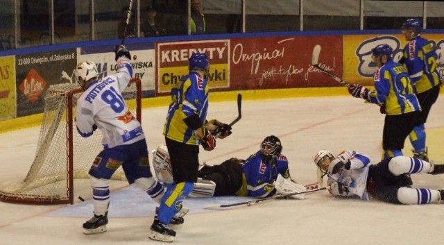 Damian Piotrowicz zdobywa czwartą bramkę. W meczu hokejowej ekstraklasy, rozegranym w Oświęcimiu, miejscowa Unia pokonała Orlika Opole 5:0, przełamując pasmo pięciu porażek.