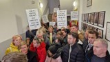 Protest w ratuszu w Strzelcach Opolskich. Mieszkańcy Rozmierki nie chcą takiej reformy szkół, jaką zaplanowała gmina