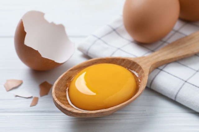 Aby uchronić się przed groźnymi bakteriami Salmonelli, należy pasteryzować jajka przed spożyciem.