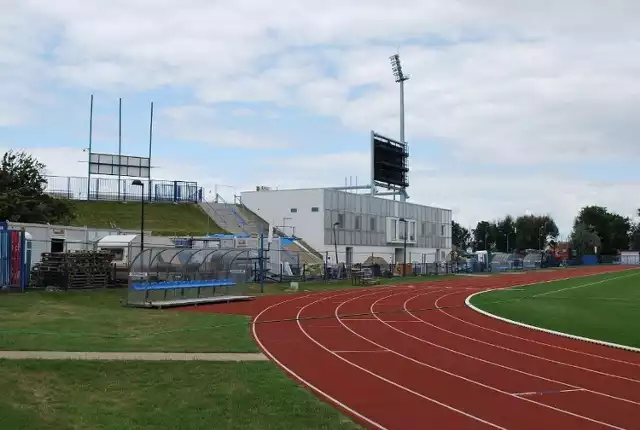 Ponad milion złotych kosztować ma naprawa wybudowanego nieco ponad dekadę temu budynku na trybunie wschodniej stadionu Alfreda Smoczyka. Część obiektu ze względów bezpieczeństwa wyłączono z użytkowania. Powodem są wadliwie wykonane prace. Za remonty zapłacić ma miasto.