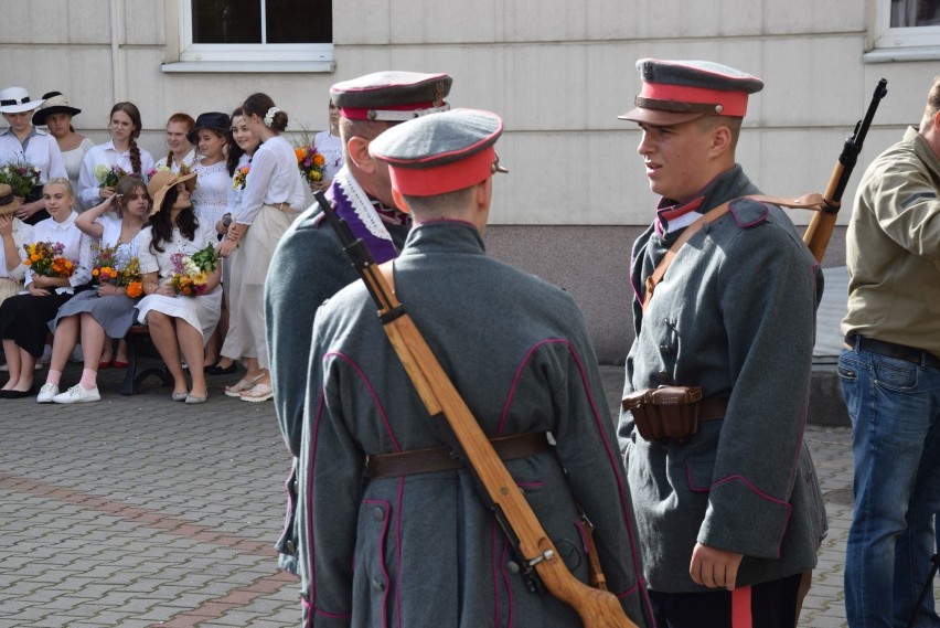 Historyczna inscenizacja i młodzieżowa gra miejska w Wieluniu na kanwie wojny polsko-bolszewickiej ZDJĘCIA, WIDEO