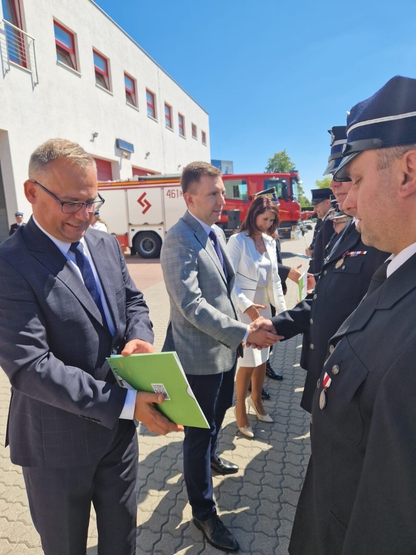 Uroczystość przekazania pieniędzy dla jednostek OSP na zakup...