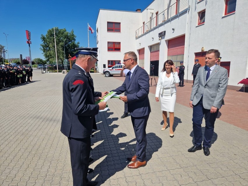 Uroczystość przekazania pieniędzy dla jednostek OSP na zakup...