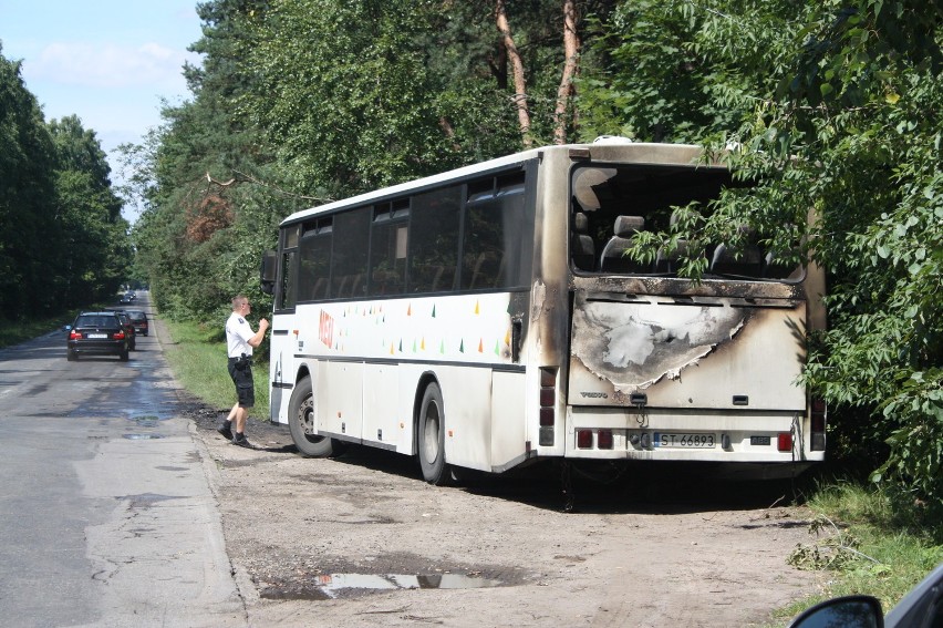 DĄBROWA GÓRNICZA: Zapalił się autobus pracowniczy [FOTO, FILM]