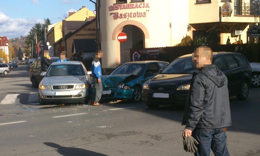 Nowy Sącz. Zderzenia aut na ulicy Lwowskiej [ZDJĘCIA, WIDEO]