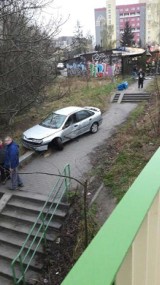 Bielsko-Biała: Renault laguna nie zmieścił się w wiadukcie i... runął w dół po schodach [ZDJĘCIA]