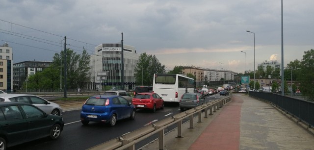 Czwartkowe (13 maja) popołudnie z pewnością daje się we znaki kierowcom podróżującym krakowskimi drogami. Niemal całe miasto wraz z obwodnicą stoi w jednym wielkim korku.
