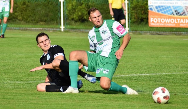 V liga piłkarska: Niwa Nowa Wieś - Victoria 1918 Jaworzno 2:1. Na zdjęciu: Piotr Holewa (Niwa, w czarnej koszulce) w starciu z Łukaszem Nowakiem (Victoria 1918 Jaworzno).