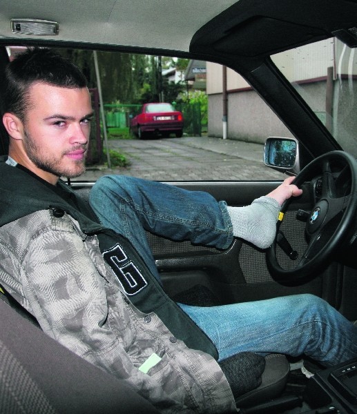 Bartek Ostałowski za kierownicą swojego BMW