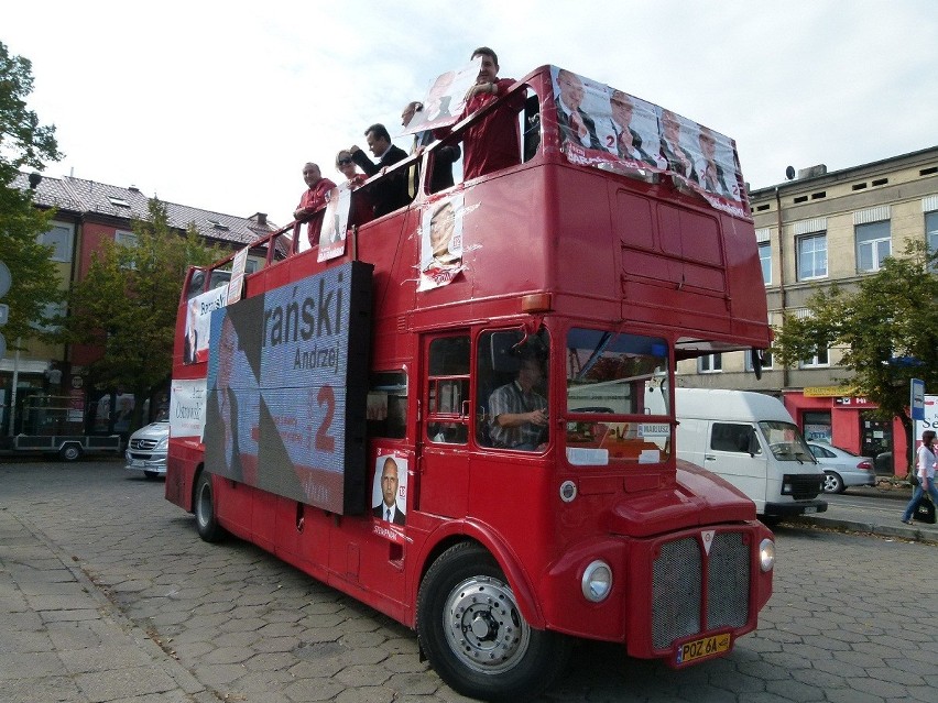 Czerwony autobus SLD na ulicach Tomaszowa Mazowieckiego