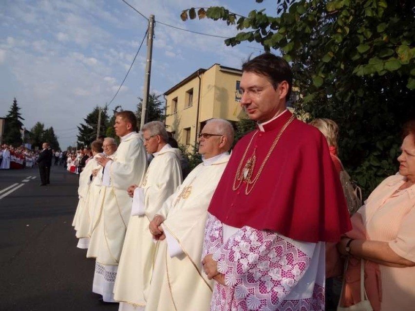 Trzeci od prawej ks. kanonik Józef Maciołek, pierwszy z...