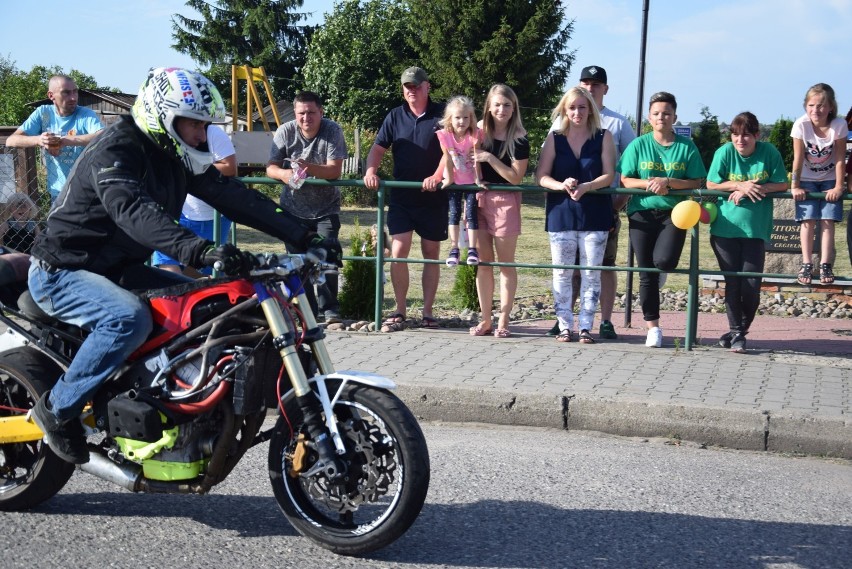 Pokaz motocyklowego stuntu w wykonaniu wicemistrza świata z...