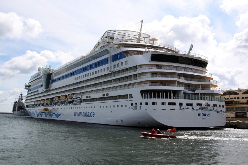 Gdynia: Wycieczkowiec AIDAsol ponownie zacumował przy nabrzeżu Francuskim [ZDJĘCIA]
