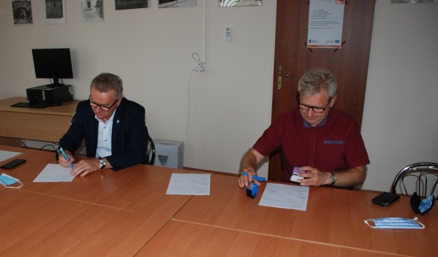 Na początku sierpnia burmistrz miasta i gminy Pińczów Włodzimierz Badurak podpisał umowę z właścicielem Firmy Budowlano – Usługowej „EM-BUD” z Morawicy Markiem Kuchną