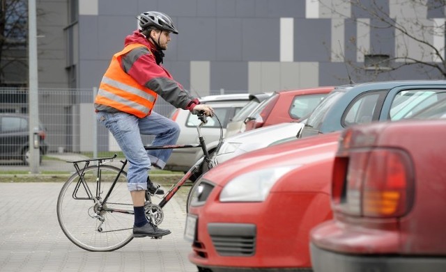 Kamizelkę odblaskową można kupić w każdym sklepie samochodowym. Dzięki niej będziemy dużo bardziej widoczni na drodze