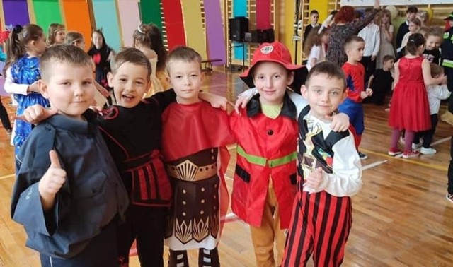 Bal karnawałowy uczniów  Samorządowej Szkoły Podstawowej numer 3 imienia Jana Pawła II w Kazimierzy Wielkiej. Dla wielu uczestników to była zabawa kostiumowa.