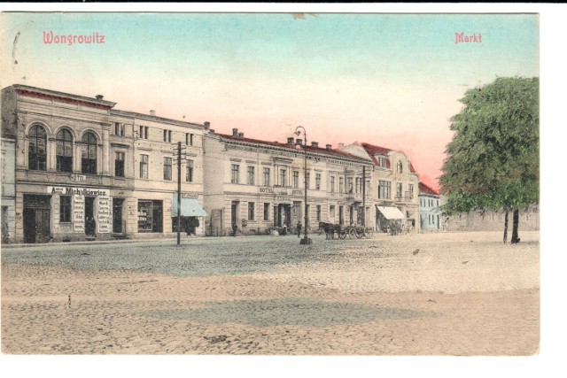 Zdjęcie z około 1918 roku pokazujące kamienice, wśród nich jeden z hoteli