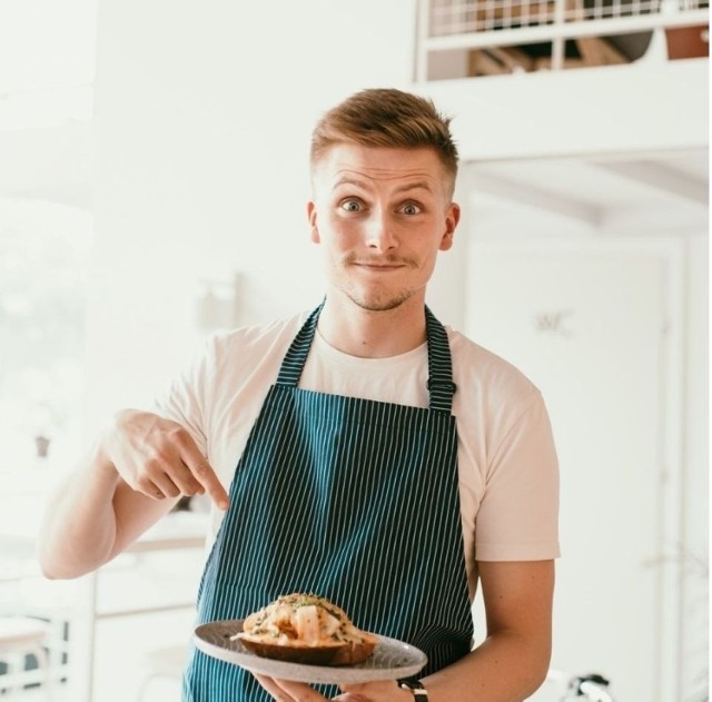 Michał Toczyłowski to kucharz, współautor książek i pasjonat gotowania. Dał nam kilka wskazówek, jak oszczędnie przyrządzać jedzenie.