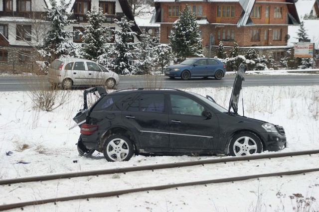 Wypadek w Poroninie. Samochód na zakopiańskich nr rejestracyjnych wjechał wprost pod pociąg relacji Zakopane - Kraków.