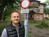 Zatrzymał rozbiórkę zabytkowych pensjonatów w Karpaczu. Buldożery już stały na placu ZDJĘCIA, FILM