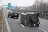 Przewrócony wojskowy Land Rover na DTŚ w Zabrzu. Co tam się wydarzyło? Policja szuka świadków