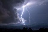 Piorun uderza w ziemie! Spektakularna burza nad Tarami i Gorcami uchwycona przez Marcina Kęska. Potęga natury w pigułce!