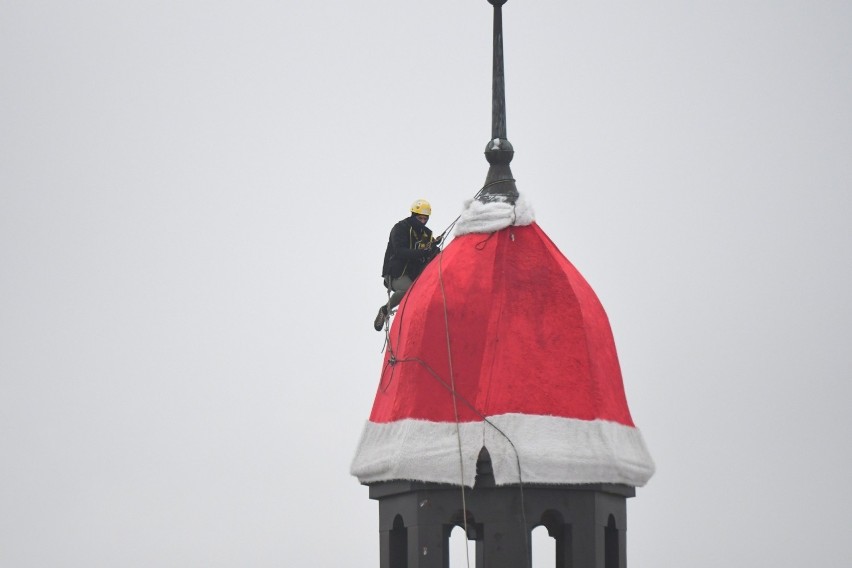 Tak wygląda czapka Mikołaja na wieży żarskiego ratusza. Mamy zdjęcia z drona!