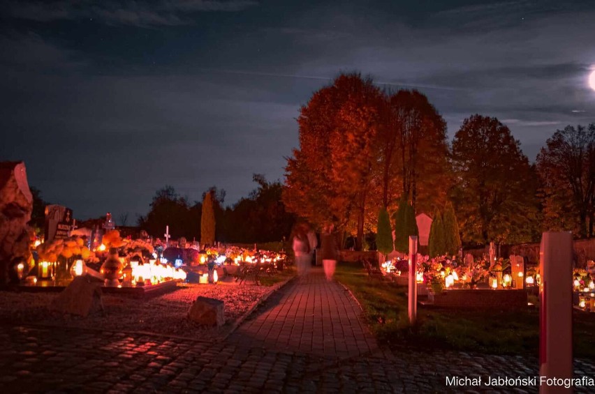 Nastrojowy cmentarz w Dziećmorowicach po zmroku