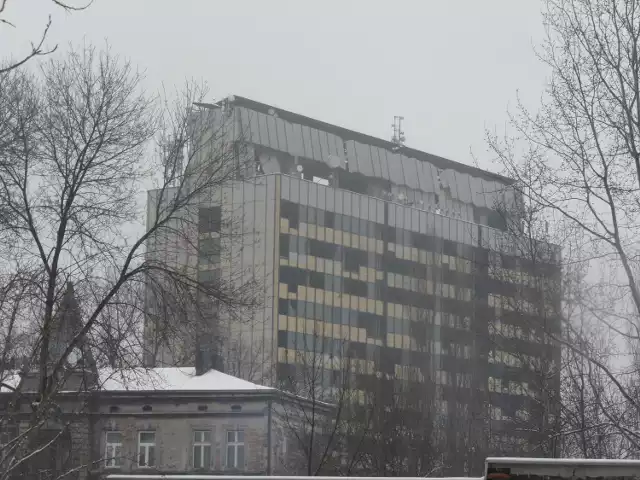 Niedokończony budynek Śląskiej Akademii Medycznej w okolicach ul. Ostrogórskiej dziś przydaje się tylko jako maszt dla anten. Cała konstrukcja jednak od lat zajmuje pierwsze miejsce na liście szpecących Sosnowiec obiektów.